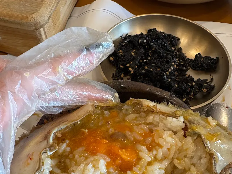 게딱지에 밥을 비벼 먹는 모습