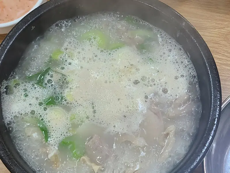 뽀얀 국물에 담긴 순대국