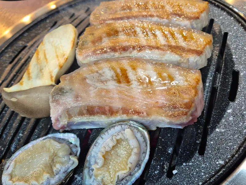 노릇하게 익은 흑돼지 오겹살