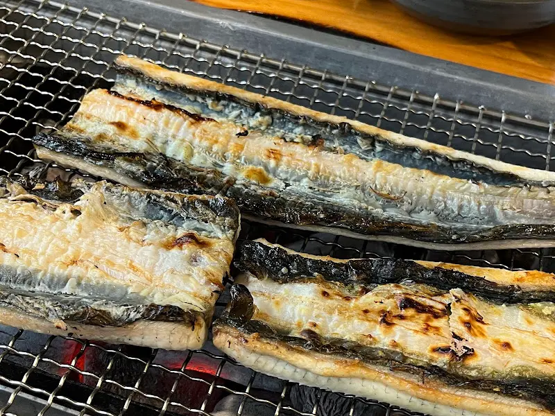 숯불 위에서 익어가는 장어