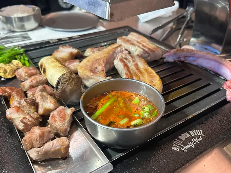 숯불 위에서 익어가는 흑돼지