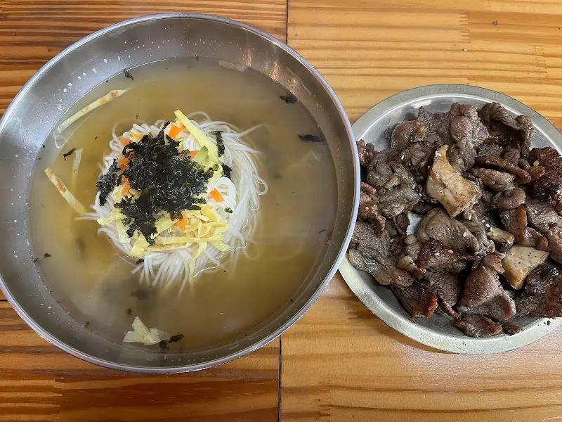 잔치국수와 연탄구이