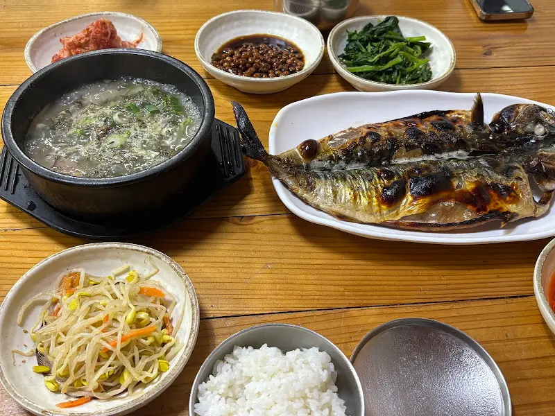 푸짐한 고등어구이와 몸국 한 상