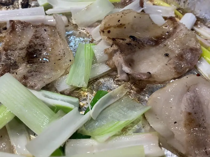 냉삼겹살과 대파를 함께 구워 먹는 모습