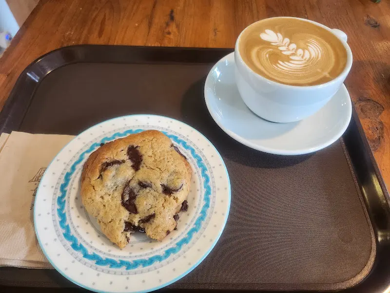 아이스 카페라떼와 쿠키