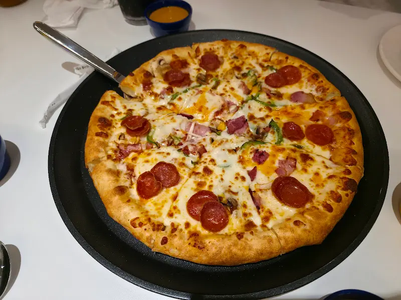 페퍼로니, 양파 등이 토핑된 이재모 피자