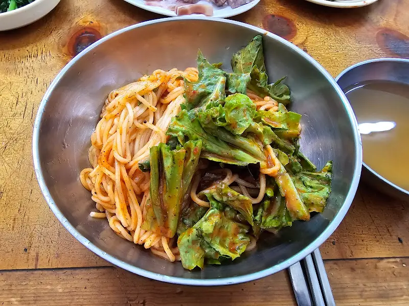 행운집의 비빔국수