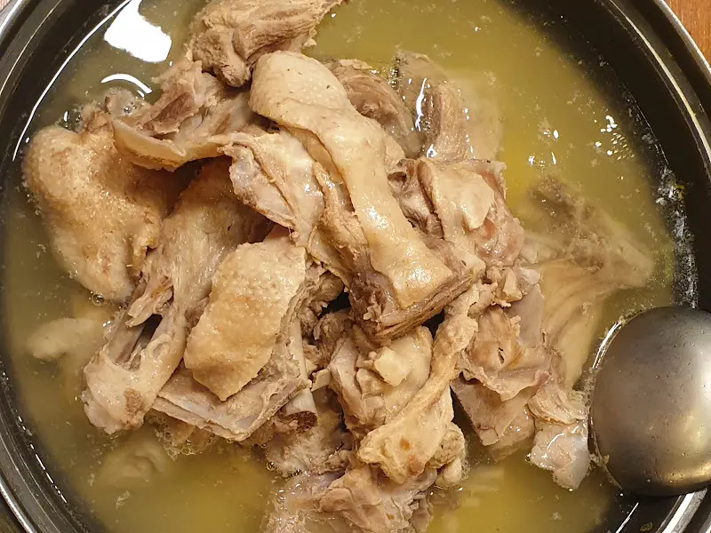 뽀얀 국물의 오리 백숙