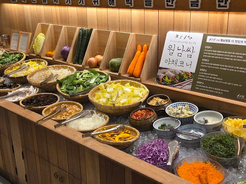 신선한 채소들이 가득한 샐러드바