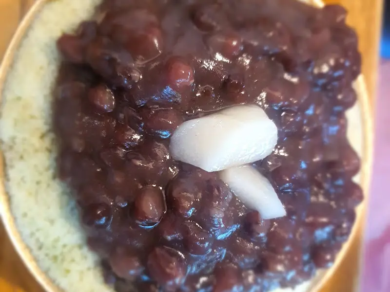 팥이 듬뿍 올려진 옛날 팥빙수