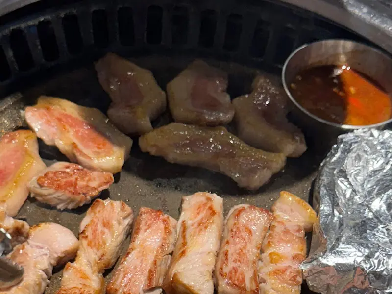 구워지고 있는 고기의 모습