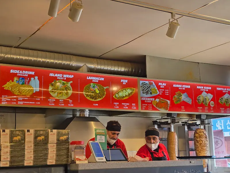 메뉴판과 조리하는 직원들의 모습