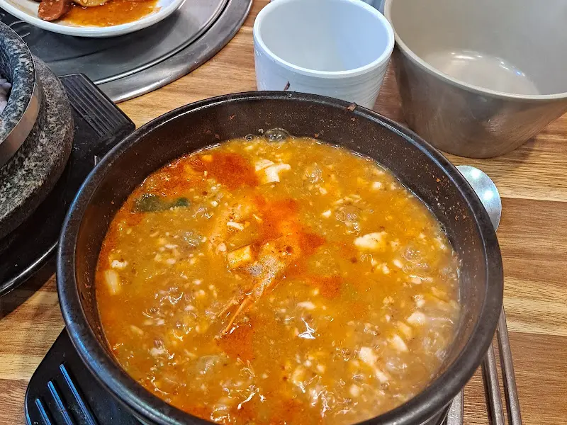 뚝배기 안에서 맛있게 끓고 있는 순두부찌개