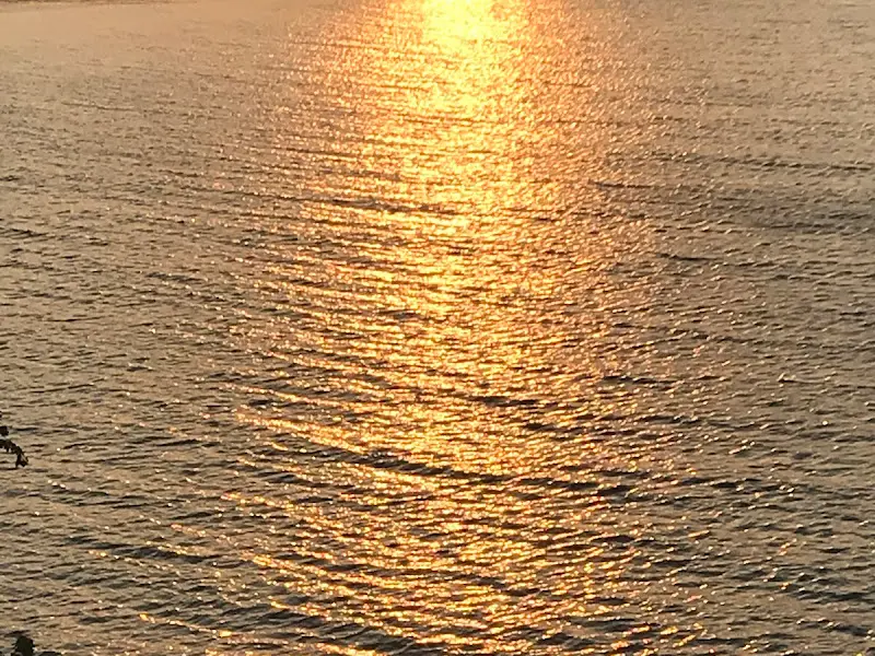 바다에 비치는 노을