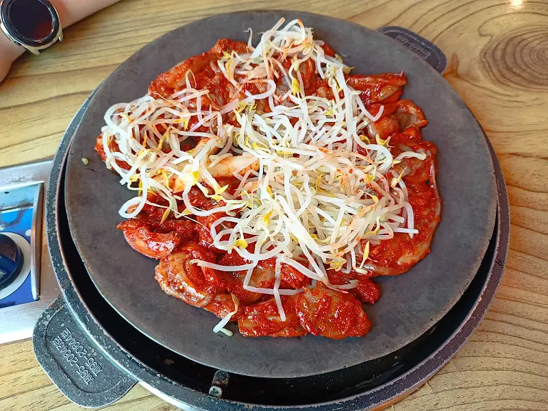 매콤한 양념에 버무려진 쭈꾸미볶음