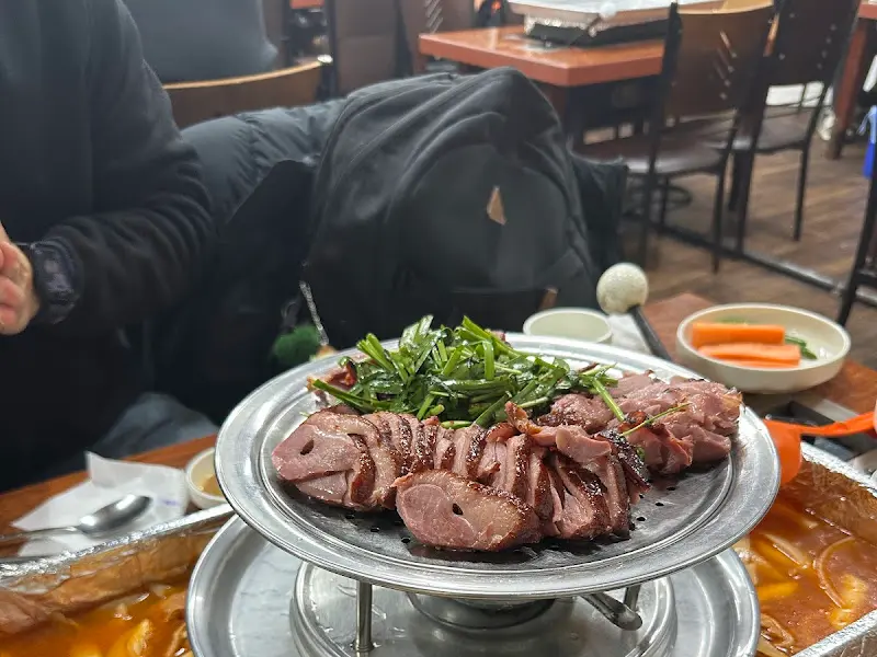 훈제오리와 부추의 조화