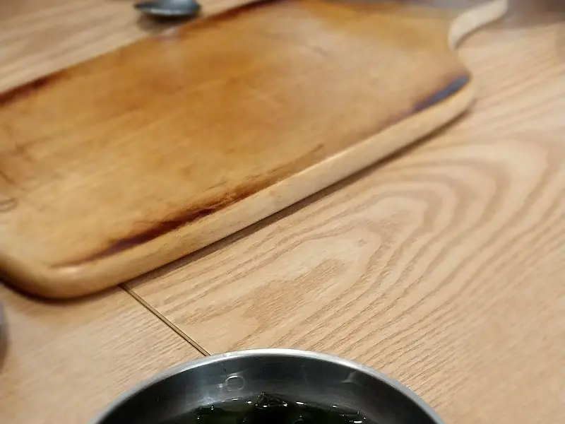 나무 도마와 미역국