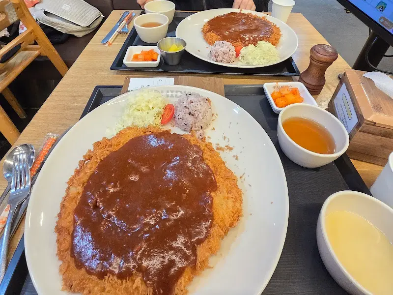 푸짐한 왕돈까스 한 상 차림