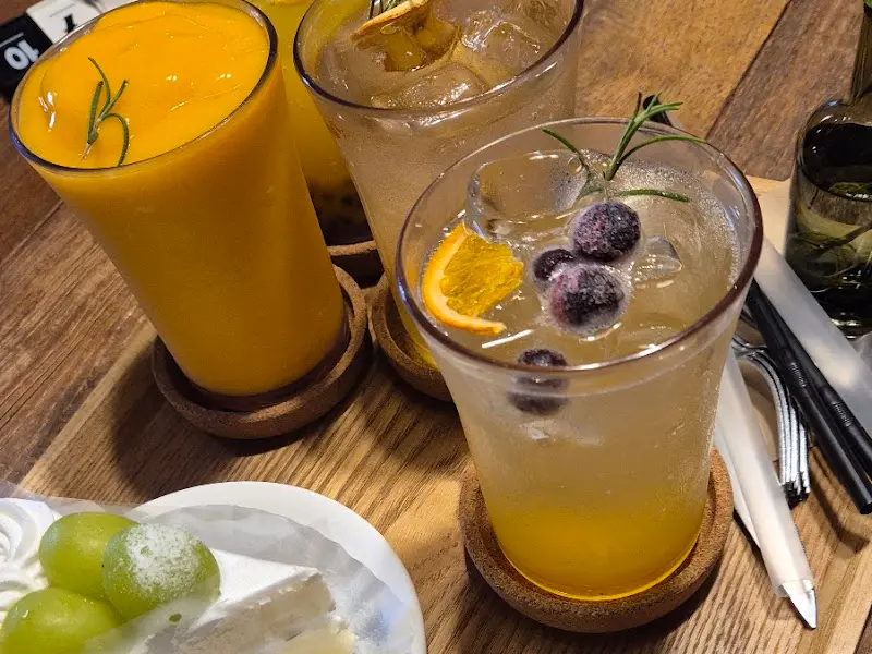 망고 스무디와 블루베리 레몬 에이드