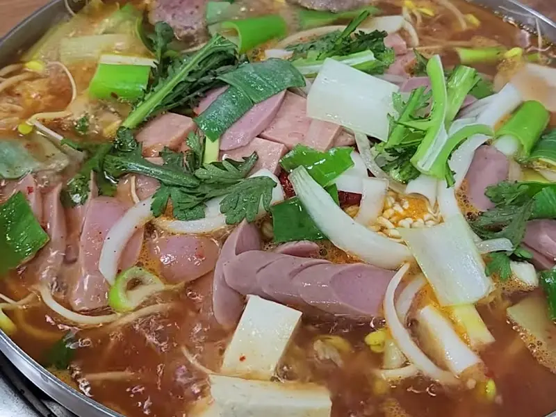 보글보글 끓고 있는 부대찌개
