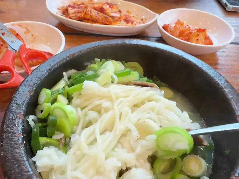 테이블에 놓인 김치와 깍두기