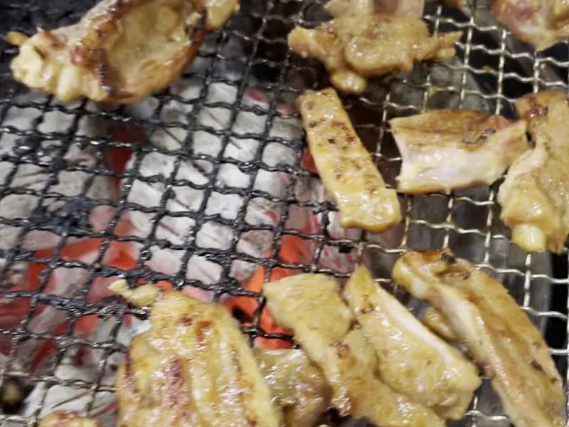 숯불 위에서 맛있게 익어가는 닭갈비