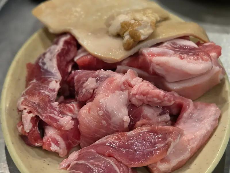 접시에 담긴 뒷고기