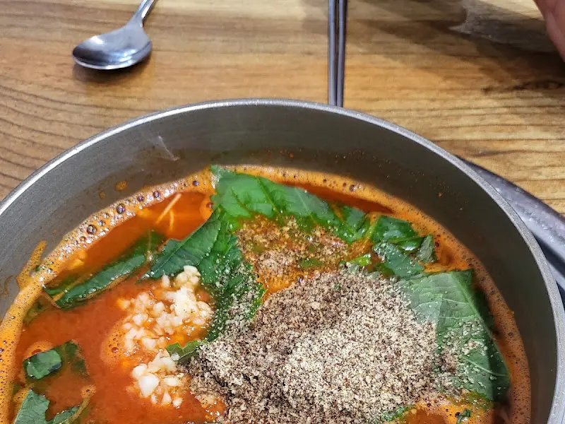 들깨가루가 듬뿍 뿌려진 어죽