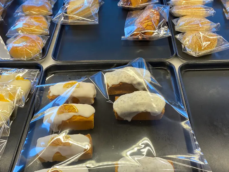 다양한 종류의 빵이 진열된 모습