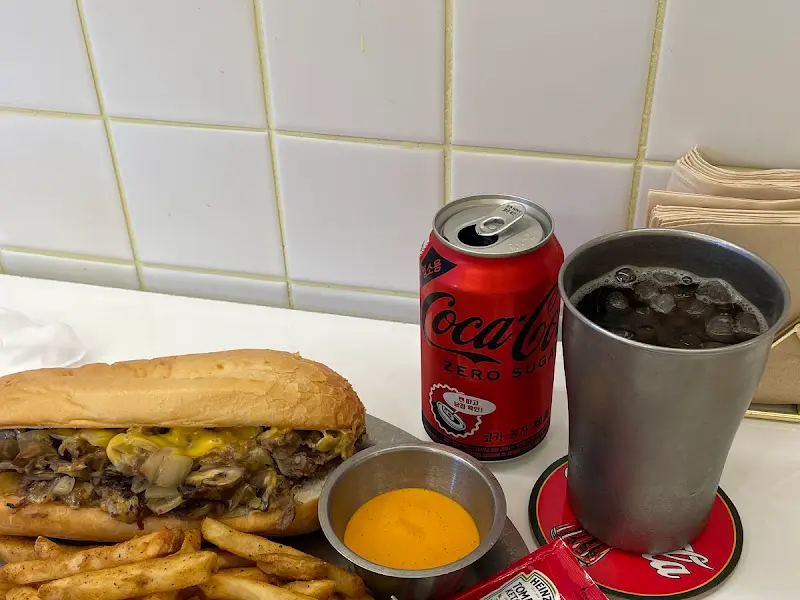 필리 치즈 스테이크 샌드위치 세트 전체샷