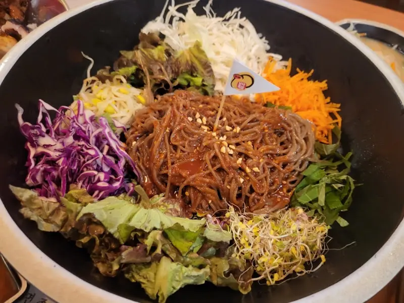 알록달록한 색감의 막국수