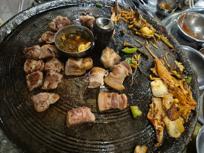 솥뚜껑에 구워진 삼겹살