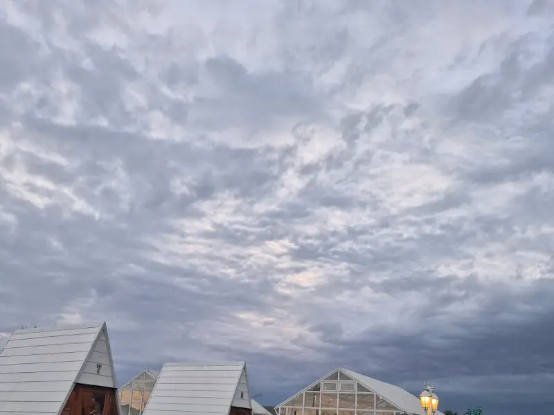 카페 지붕 위로 펼쳐진 아름다운 구름