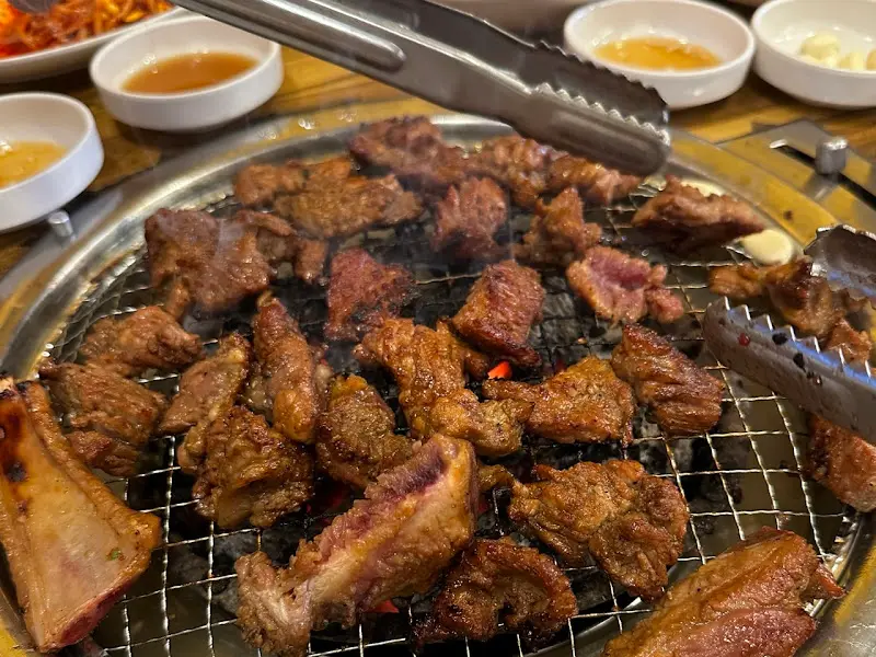 숯불 위에서 맛있게 익어가는 돼지갈비