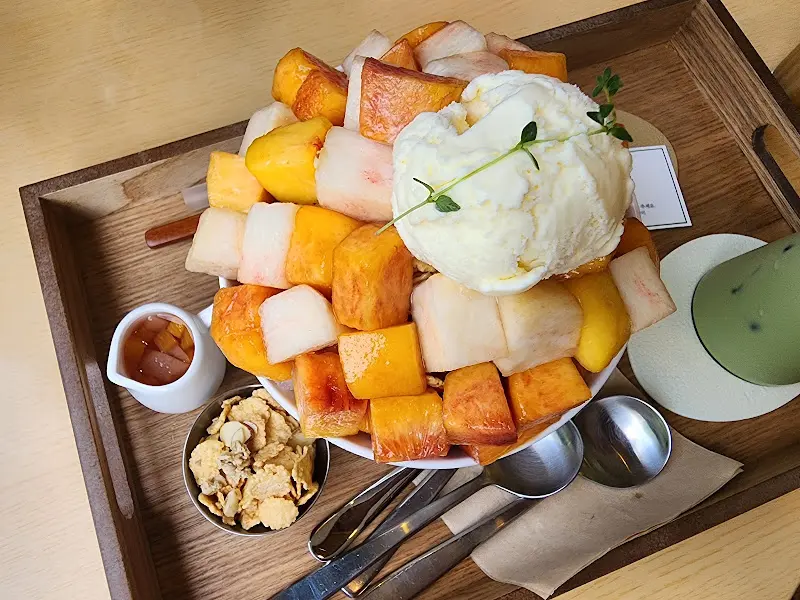 다채로운 색감의 과일 빙수