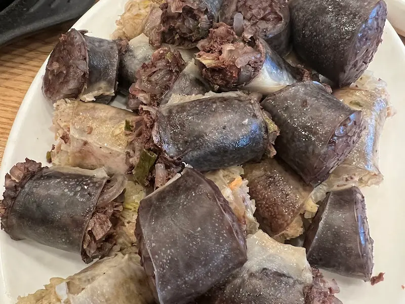 다양한 종류의 순대가 가득한 순대 한 접시