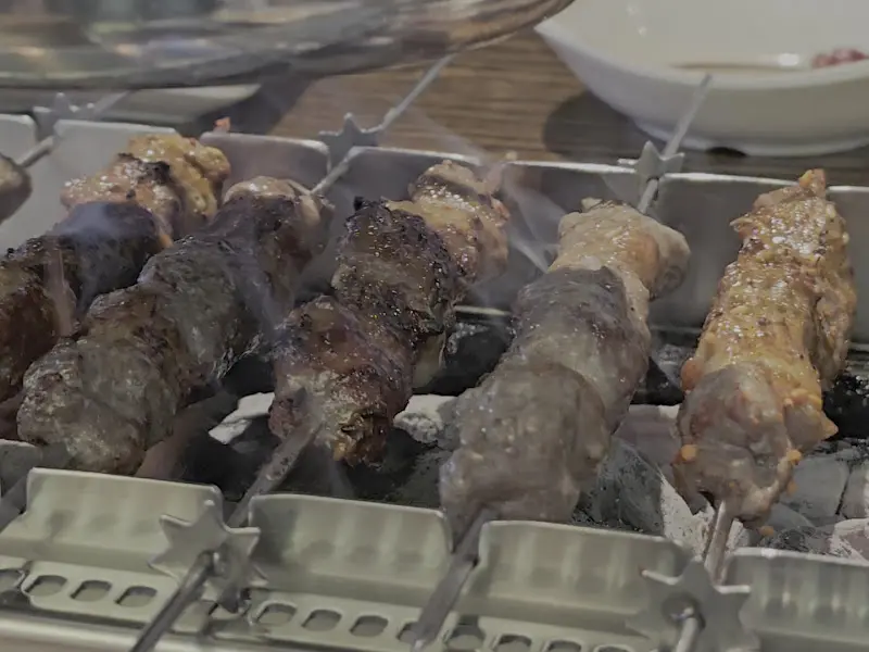 숯불 위에서 구워지는 양꼬치의 모습