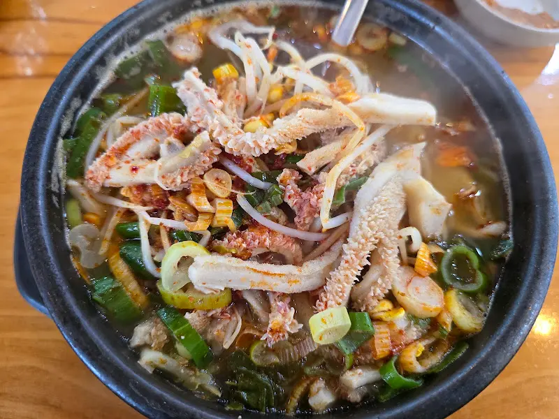 뚝배기 가득 푸짐하게 담긴 내장탕