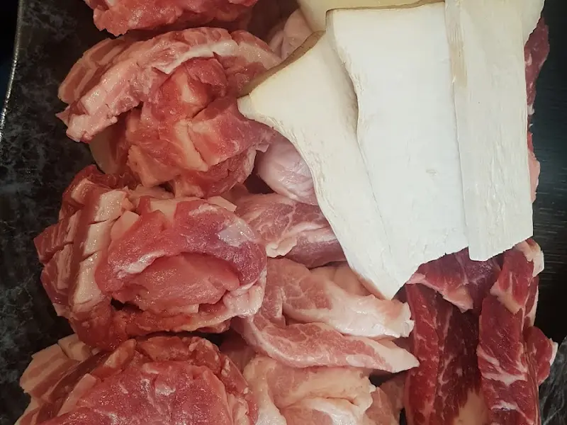 두툼한 숙성 삼겹살과 새송이버섯