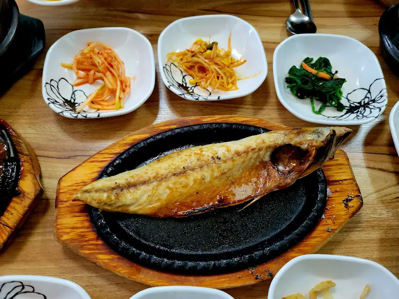 노릇하게 구워진 고등어 구이