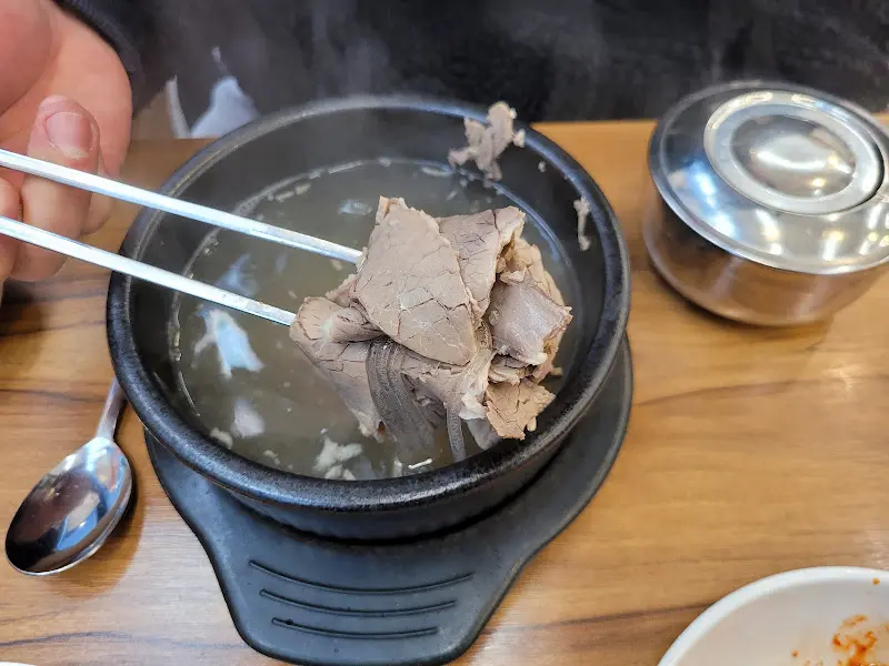 젓가락으로 집어 올린 양지 고기