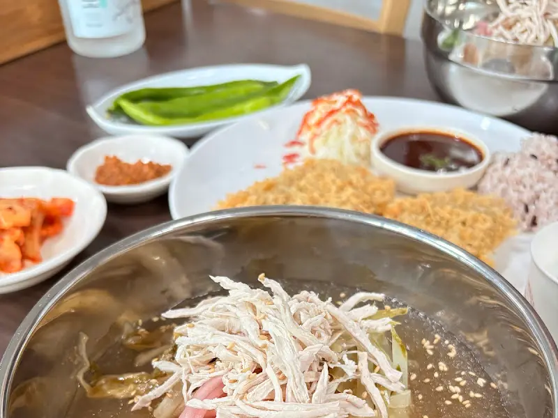 초계국수와 돈가스 한 상 차림