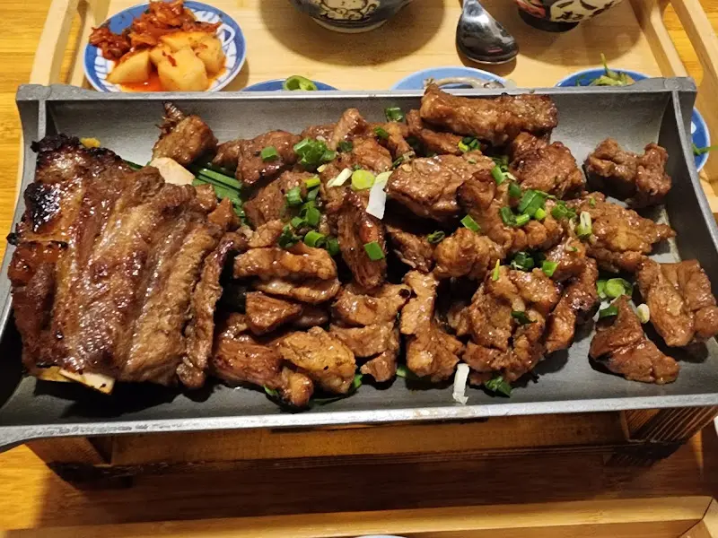 먹음직스럽게 구워진 숯불갈비