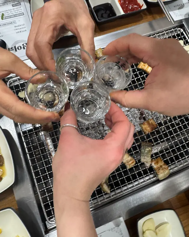 술잔을 기울이는 모습