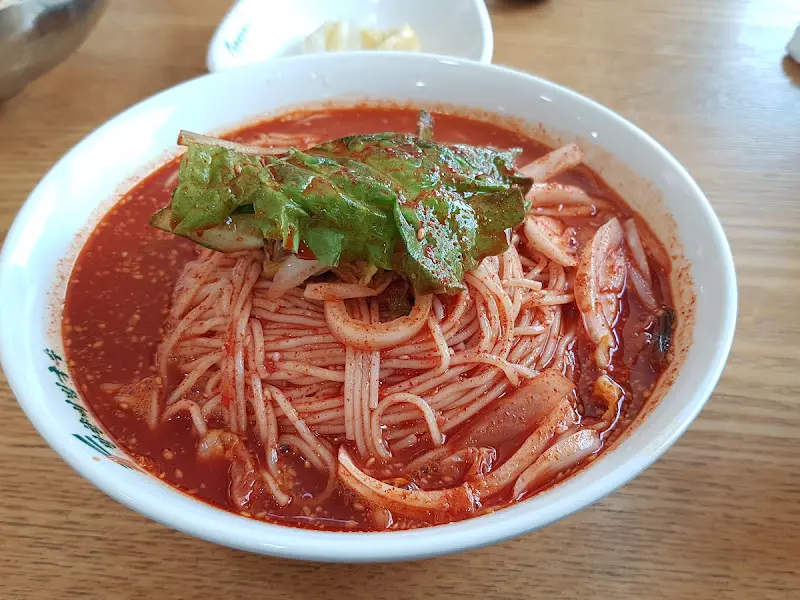 망향비빔국수 간판