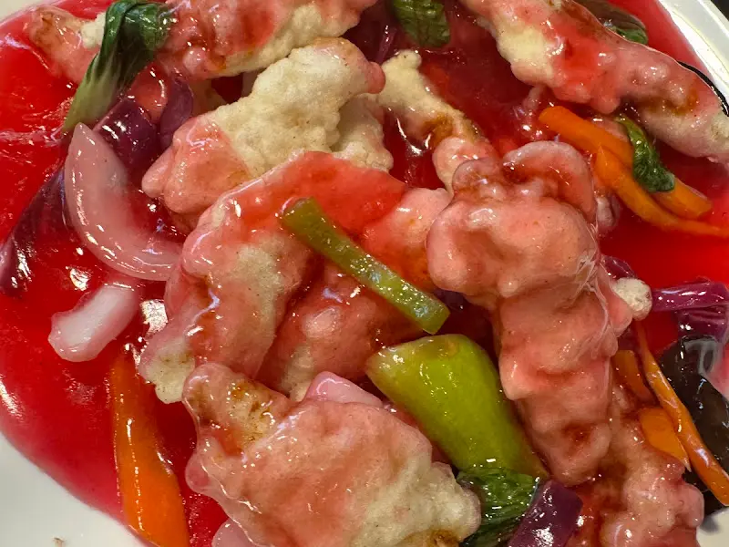 빨간 소스가 덮인 탕수육 클로즈업