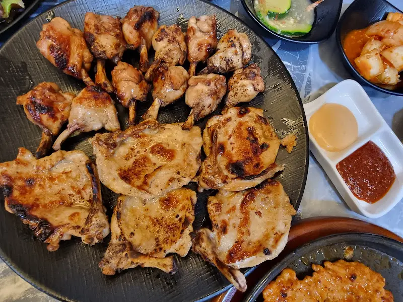 윤기가 흐르는 닭어깨봉 구이