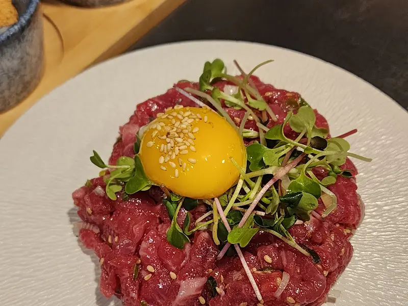 노른자를 톡 터뜨린 육회