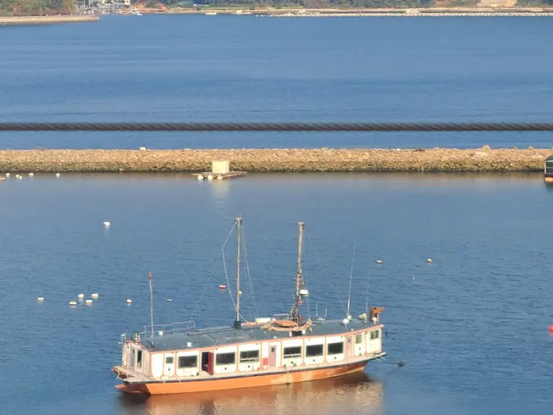 MER CALME에서 바라본 바다와 배