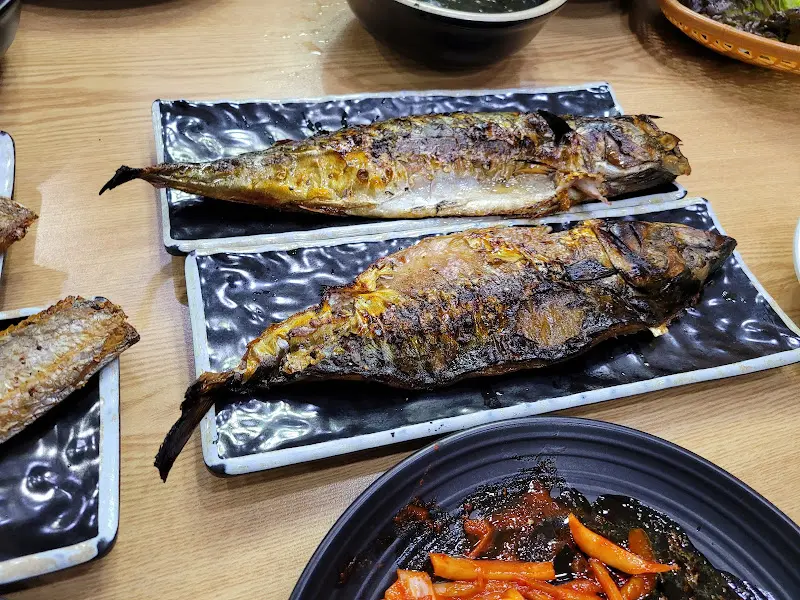 노릇하게 구워진 고등어구이